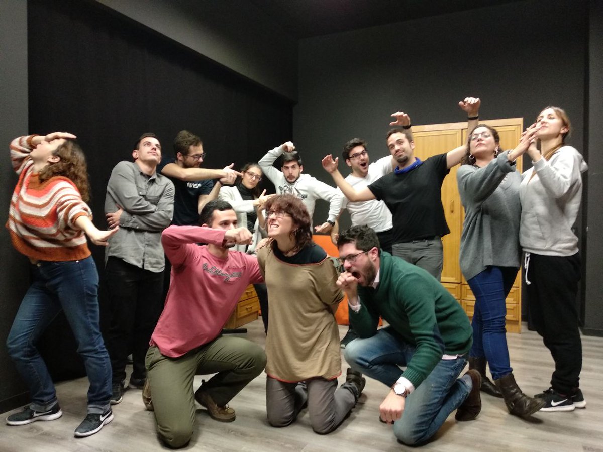 Calamburteatro's tweet photo. Os solemos enseñar lo que hacemos en clase pero... ¿y lo que hacemos después? #improvisatuvida con amigos, con equipo, con compañeros. La impro es compartir #escuelaCalambur https://t.co/X7H4X6yeSd