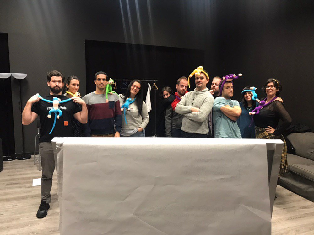 Calamburteatro's tweet photo. Os solemos enseñar lo que hacemos en clase pero... ¿y lo que hacemos después? #improvisatuvida con amigos, con equipo, con compañeros. La impro es compartir #escuelaCalambur https://t.co/X7H4X6yeSd