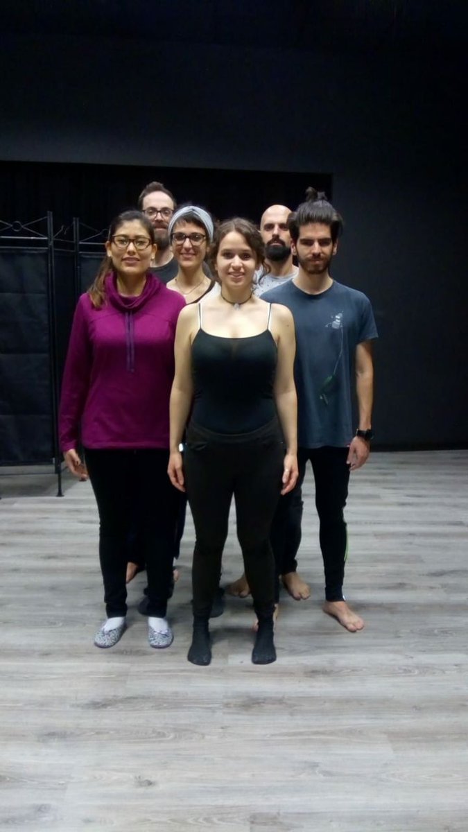 Calamburteatro's tweet photo. Os solemos enseñar lo que hacemos en clase pero... ¿y lo que hacemos después? #improvisatuvida con amigos, con equipo, con compañeros. La impro es compartir #escuelaCalambur https://t.co/X7H4X6yeSd