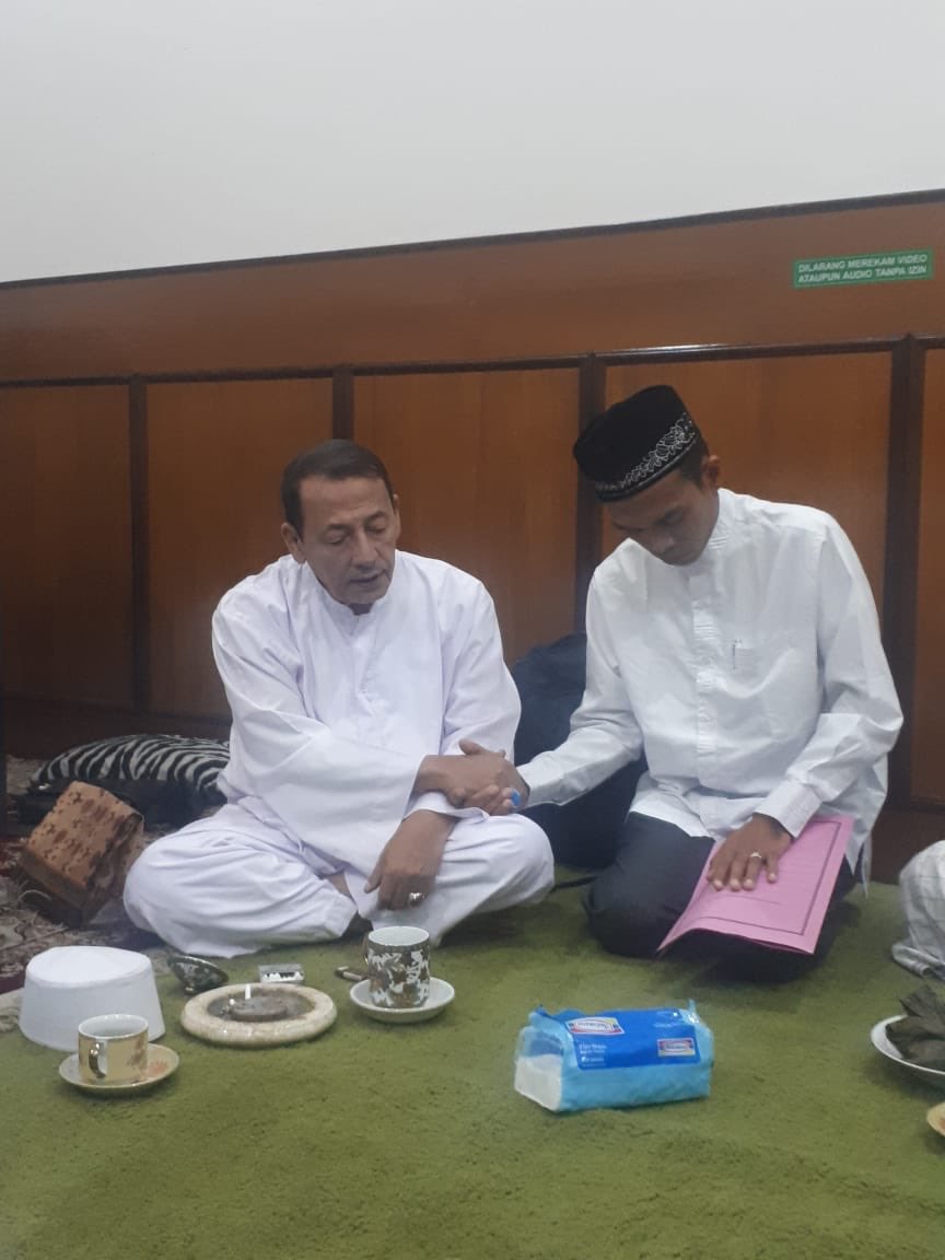 Ustadz Abdul Shomad (UAS) ber-baiat thoriqoh Qodliriyah wa Naqsyabandiyah kepada Murayid, Habib Luthfi bin Yahya (Rois aam JATMAN NU), hari ini di Pekalongan, Jawa Tengah.