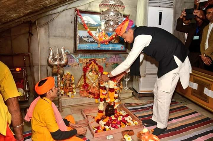 Prabhuram815's tweet photo. #जननायक
#सुन्धा माता मंदिर में दर्शन किये एवम विधि-विधान से पूजा-अर्चना कर प्रदेश की खुशहाली की कामना की। 
@ashokgehlot51
#Jalore
#Ashok_Gehlot
#JCINC https://t.co/WjtRCMKJIZ