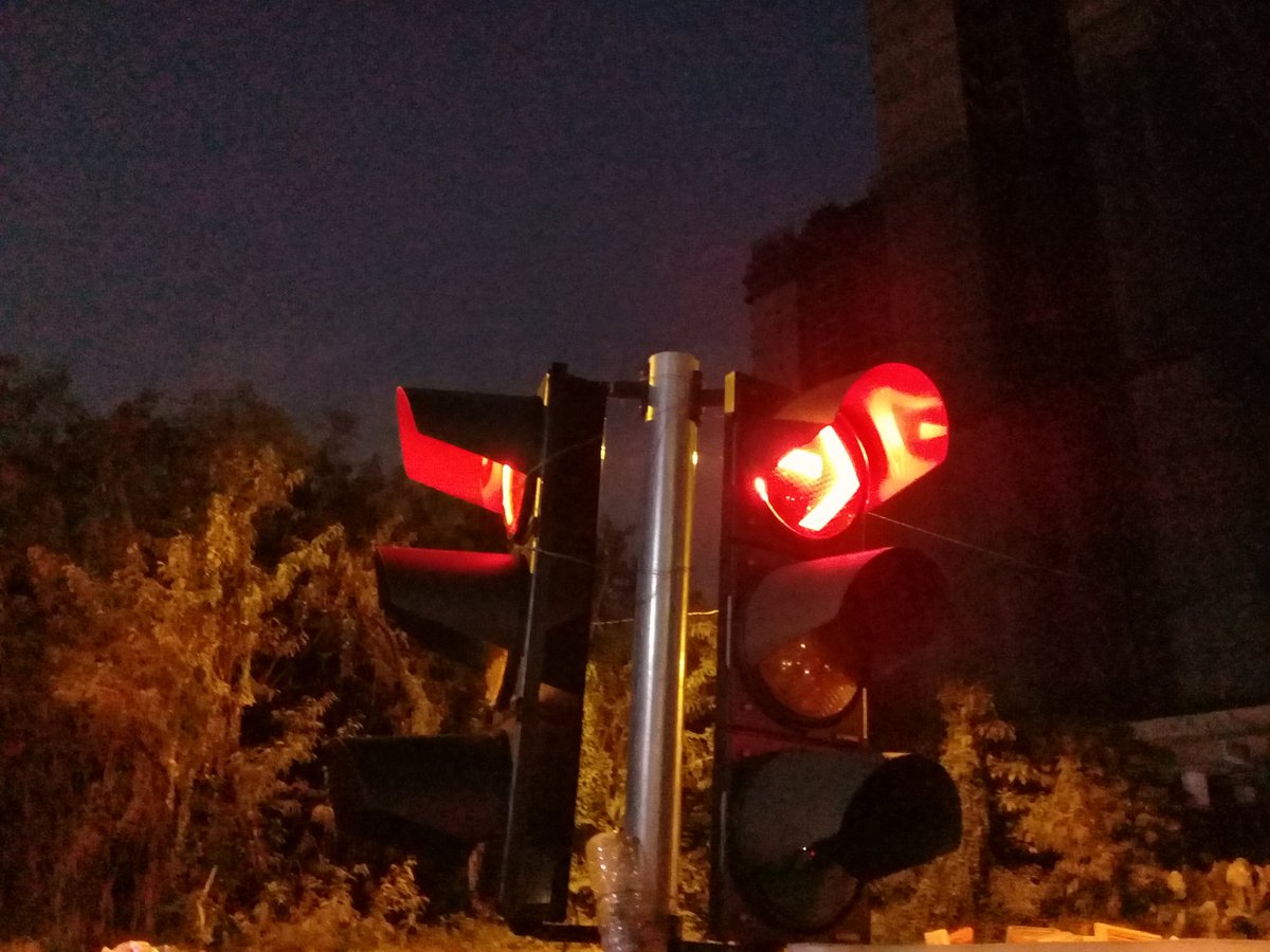 Tolong betulkan lampu-lampu isyarat yang rosak di KL. Ada sampai dua dua menyala merah dan yang tiba tiba cepat tukar warna apabila kenderaan mendekati simpang jalan.

#DBKL #PolisTrafik