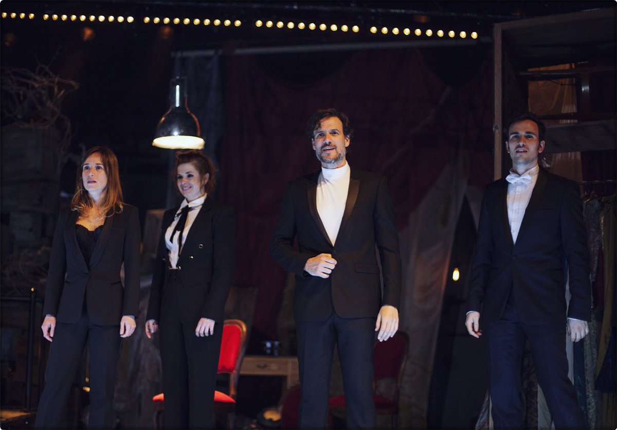 "Ha firmado usted una de las mejores obras de la temporada" Así hablaban <a href="/moisestve/">Moisés Rodríguez</a> y <a href="/dfarranz/">David Felipe Arranz</a> de #IlusionesKMKZ con #MigueldelArco que regresa el 13 de febrero al <a href="/teatrokamikaze/">Teatro Kamikaze</a> youtube.com/watch?v=wmp1jV…