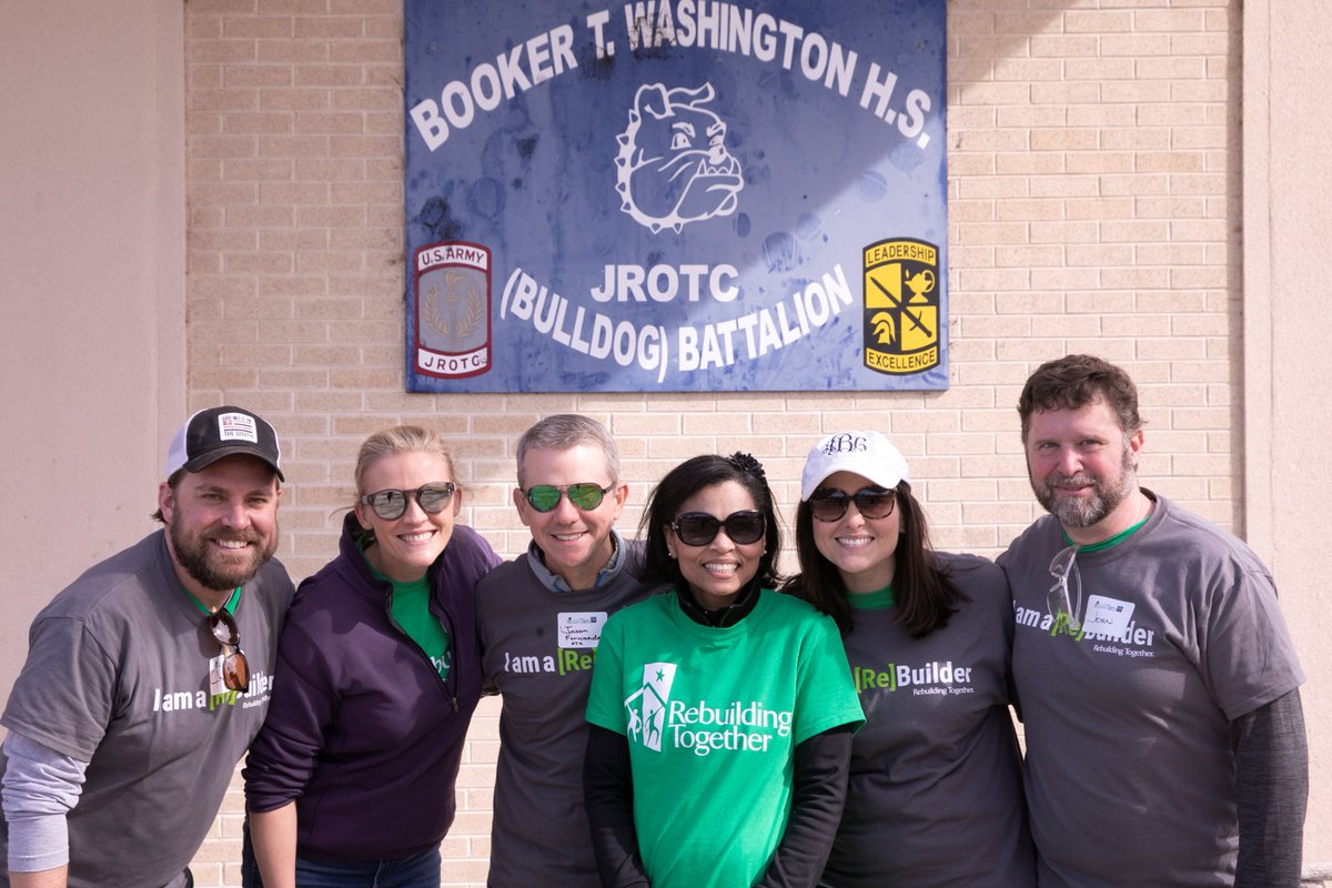 RTatlanta's tweet photo. We just love our #BoardOfDirectors! Thanks to the #Board members that volunteered during #Kickoff2Rebuild last wknd! Pictured here at #BookerTWashingtonHS are #ChrisLeutzinger #AmandaRhein #JasonFernandez #CamilleKesler #AlexBragg & #JohnCorcoran. Not pictured: #DariceRose. https://t.co/X9bdMwoXJq