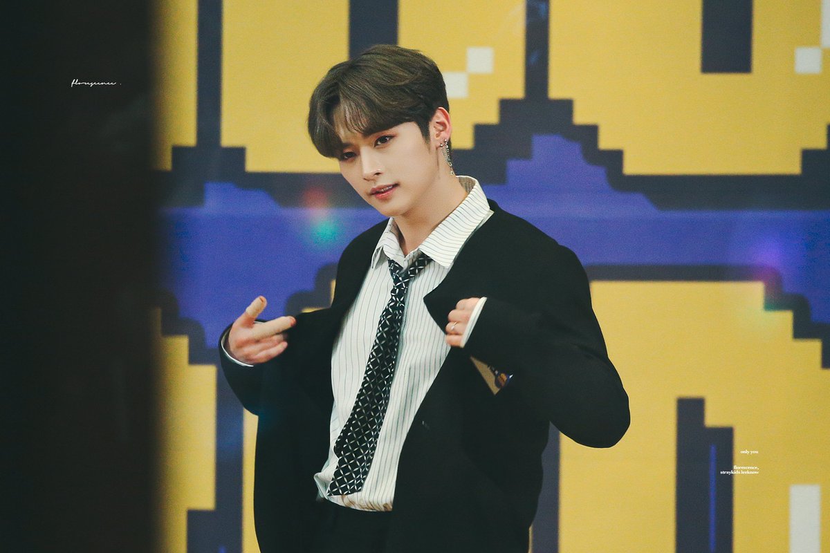 WooknowTH's tweet photo. "พี่หมีๆ"
"ครับ?"
"พี่หมีชอบแบบไหนมากกว่ากันอ่ะ นะหว่าง เซ็กซี่กับน่ารัก"
"อืม.. พี่ไม่ชอบทั้งสองอย่างเลยครับ"
"....."
"พี่ชอบน้องมิน"

#WooKnow #อูลี #WooKnowFIC https://t.co/OcuQaKOd7p