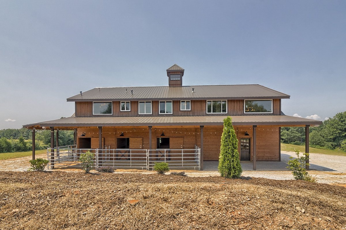 BarnProsWA's tweet photo. In the market for your dream home? Check out this impressive Denali on the market: https://t.co/Ndb5rDxJAO #barnapartment #barnpros https://t.co/wjf2VLJiaY