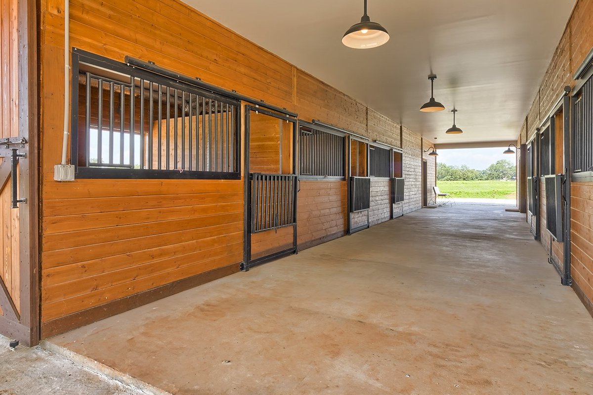 BarnProsWA's tweet photo. In the market for your dream home? Check out this impressive Denali on the market: https://t.co/Ndb5rDxJAO #barnapartment #barnpros https://t.co/wjf2VLJiaY