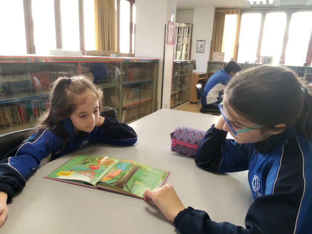 MilagrosaOviedo's tweet photo. Tándem de lectura de #sextoB con #terceroB...Disfrutando juntos de la lectura https://t.co/64rWXMTrJh