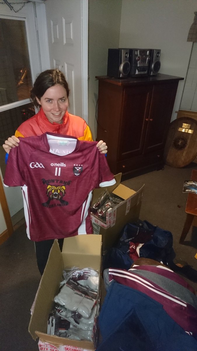 Trasna24's tweet photo. Bliain úr nua os ár gcomhair amach leis na Grizzlies 💪 beart breá tagtha sa phost. #TrasnaNadTonnta #Gaeilge #butwealreadyHAVEjerseys https://t.co/AyXgIw6hV1