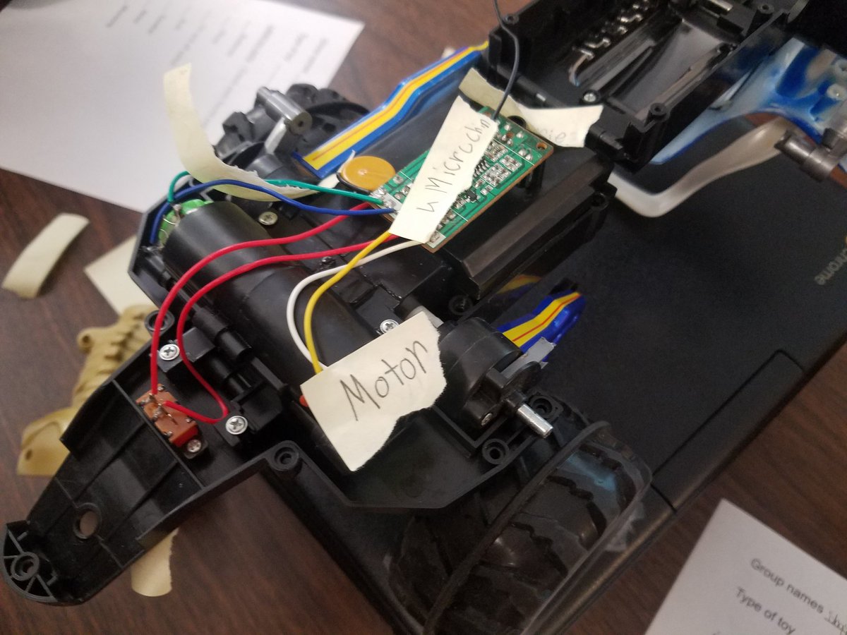 Mr_Rains_'s tweet photo. Playing with circuits in the real world and virtually @PhETsims #pesdragonspln #flocoscience https://t.co/1jwGoeeZWB