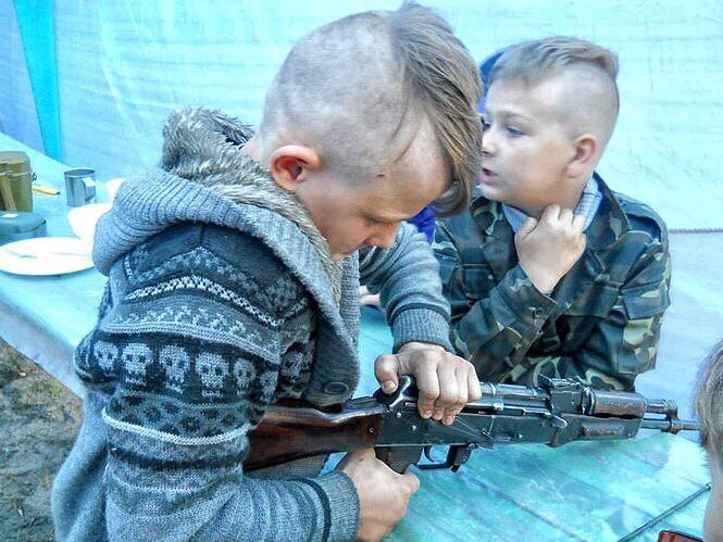Сын украинца. Оружие для детей. Украинские дети с оружием. Школьник с оружием.