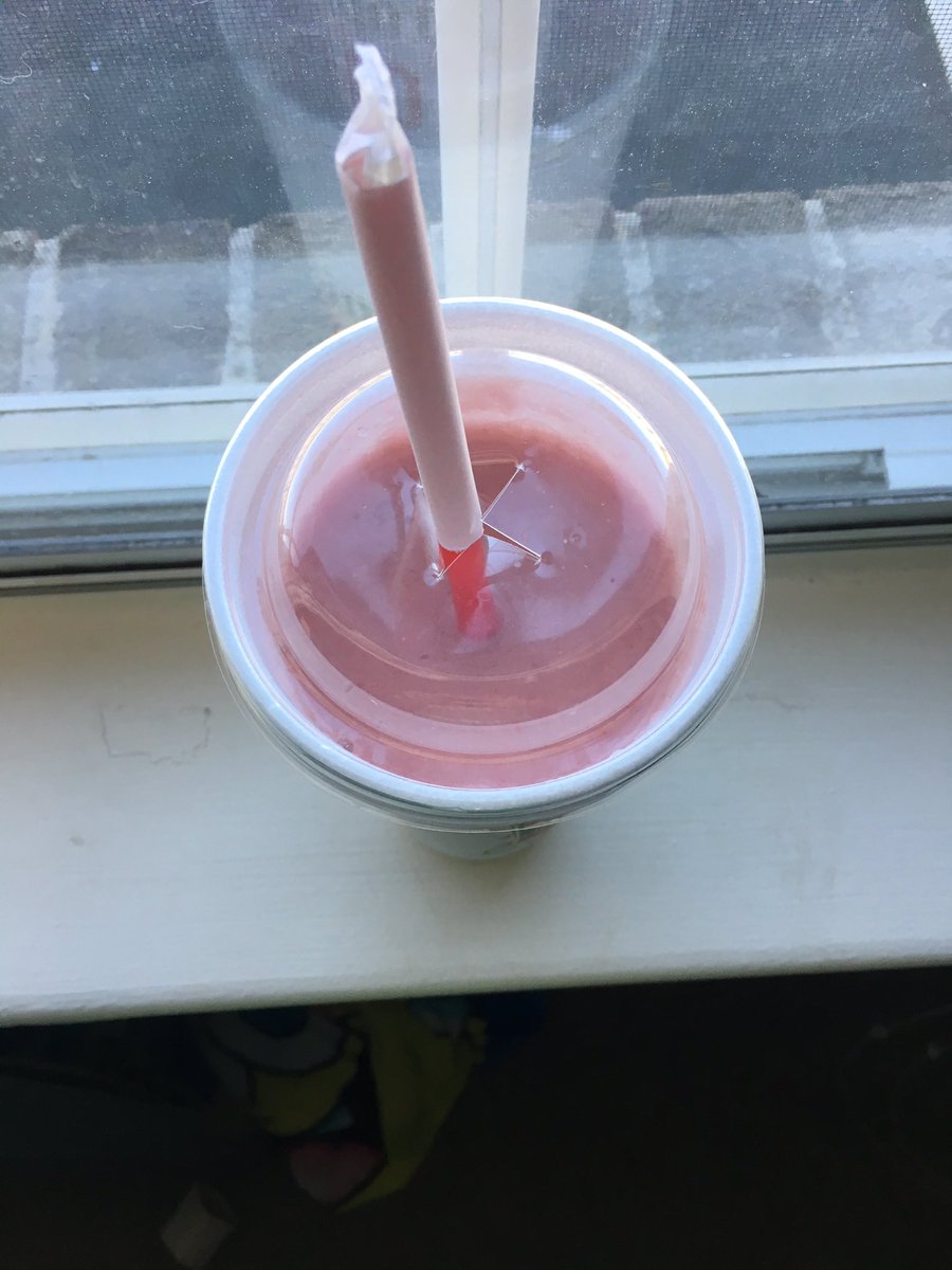 everykisswithK's tweet image. Kinda mad I spend over $5 for a 24 oz smoothie and this is what I get... #notevenfull @TSmoothieCafe