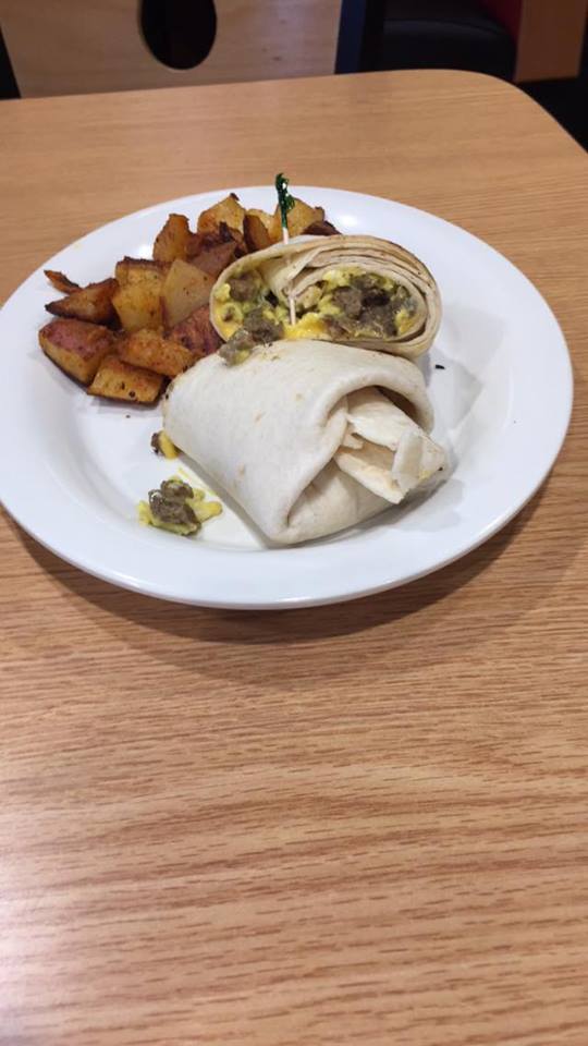 72OldTrackStar's tweet photo. @EUGrill  Friday Amateur Radio Consortium in the House. Ordered the Breakfast Wrap Platter with potatoes. Chef recognized me. Wants to see his dish photographed. Can’t deny the request. BOOM!!! https://t.co/jW1IM8VJZw