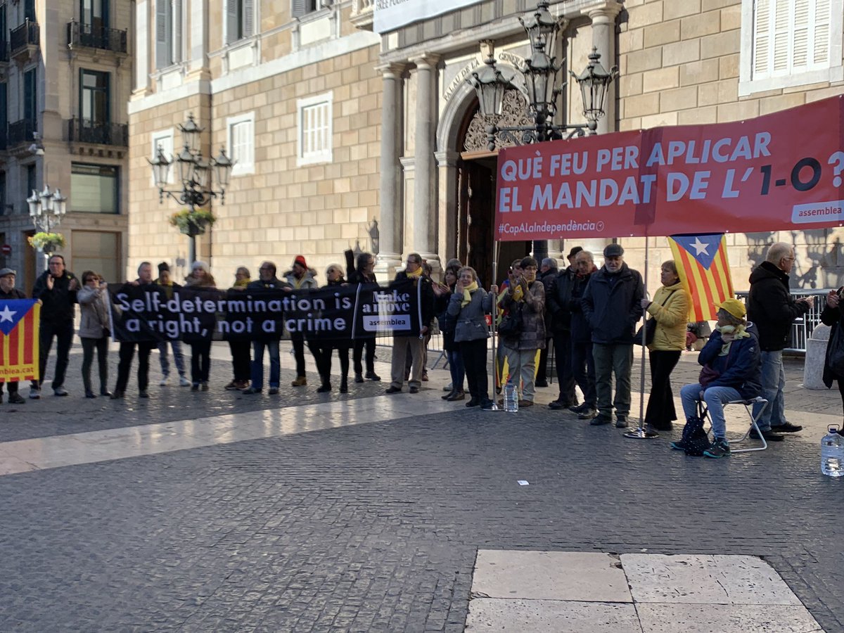 ⬛⬜ Ja portem 5 dies mobilitzats a la plaça Sant Jaume i al Parlament 👉Govern, Parlament, què feu per aplicar el mandat de l'1 d'octubre? Vam votar i vam guanyar! 
☝️Avui hi serem fins a les 21 h. Dilluns hi tornarem. Ves-hi a donar suport!  #CapALaIndependència