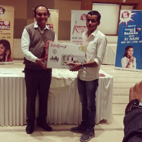 OmPatel451's tweet image. जोधपुर के महापौर ( मेयर) @GSOjhaBJP घनश्याम जी औझा ने #My_FM मे दिमाग का तँबोला गेम विजेता होने पर मुझे सम्मानित किया 
#जोधपुर #आपणो #शहर 
#Jodhpur #blue_city
@gssjodhpur @ashokgehlot51 @JOGARAM32406748 @aapkijiji