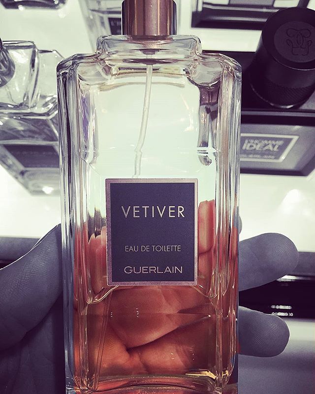LifeFrag's tweet image. Vetiver by Guerlain - Opening with Bergamot, Lemon, Mandarin, Neroli &amp;amp; Coriander onto a Vetiver &amp;amp; Cedar heart before settling into a Tobacco, Nutmeg, Pepper, Tonka Bean &amp;amp; Capsicum base. An absolute classic from Guerlain. Not much to complain about here. Best in class from Gu…