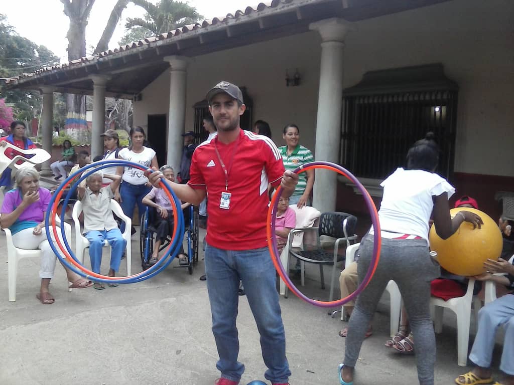 GCPRENSAOCUMARE's tweet photo. #FotoGaleria así continúa la jornada de Concientización hacia la tercera edad donde el personal participa en juegos recreativos, donacione entre otras actividades con el ancianato San Antonio de Padua en Colonia Mendoza #JuntosTodoEsPosible #UnefanbEsUniónYPaz @unefa_ve @ffmj https://t.co/h2VBULKeGt
