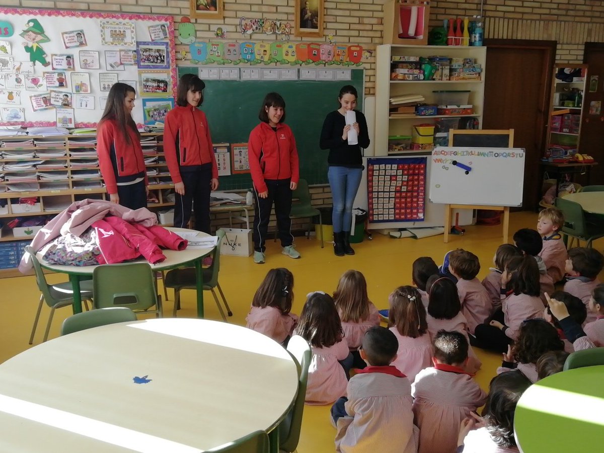 claretaranda's tweet photo. @claretaranda cuentacuentos de Secundaria a sus compañeros de infantil. #somosclaretianos #comunidadeducativa https://t.co/OeRhrxVMrW