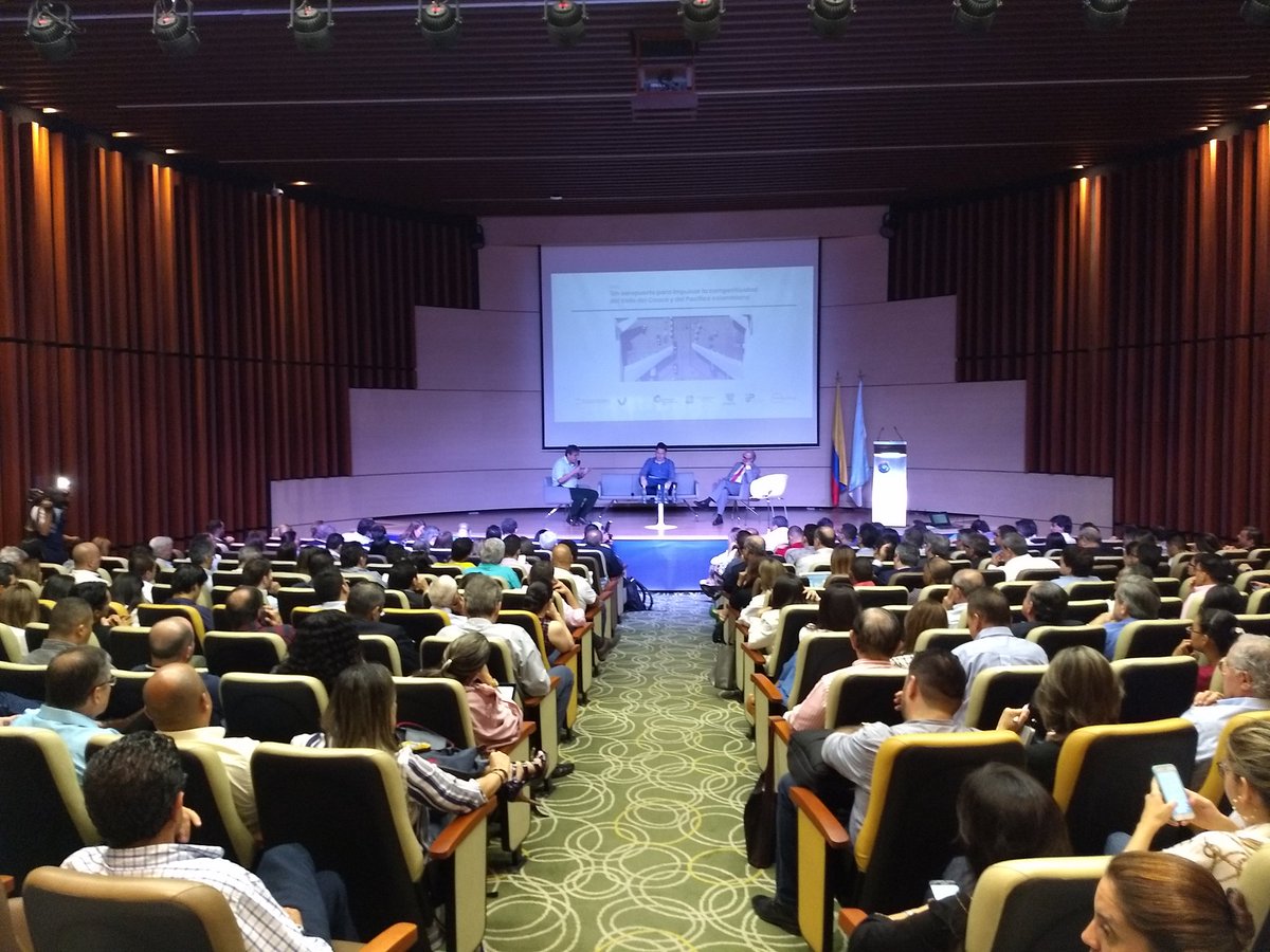 investpacific's tweet photo. Durante #ForoAeropuerto, Álvaro Durán de @duranyosorio y Martín Ibarra de @AraujoIbarraCol compartieron con asistentes las nuevas tendencias y buenas prácticas en estructuración financiera y legal en proyectos aeroportuarios. #MejorAeropuertoParaElValle https://t.co/TqMvNGil0K