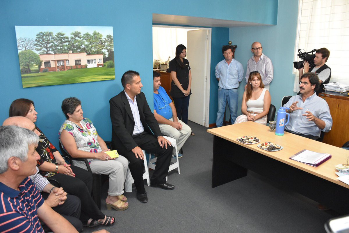 ljsarquis's tweet photo. En #Lezama con Intendente interino Diego Moncay y la Sec Produccion Maria Erramuspe, con productores: amplia agenda agroindustrial: entrega d creditos #Megaba; ganadería, apicultura, innovación, exportaciones y caminos rurales @AgroindustriaBA @mariuvidal https://t.co/dB56kRwPMv