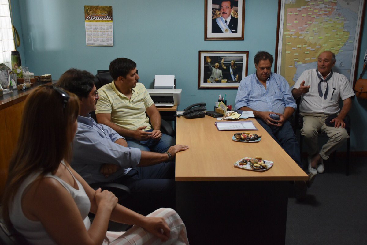 ljsarquis's tweet photo. En #Lezama con Intendente interino Diego Moncay y la Sec Produccion Maria Erramuspe, con productores: amplia agenda agroindustrial: entrega d creditos #Megaba; ganadería, apicultura, innovación, exportaciones y caminos rurales @AgroindustriaBA @mariuvidal https://t.co/dB56kRwPMv