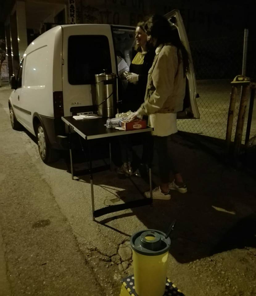 StepsOrgGr's tweet photo. Στο πλαίσιο των δράσεων #HarmReduction σε open drug scenes, 
προσφέρουμε στους ανθρώπους που συναντάμε πακετάκια που περιλαμβάνουν φυλλάδια αντιμετώπισης της υπερβολικής χρήσης, οδηγίες ασφαλούς χρήσης, προφυλακτικά, ρόφημα και σνακ.

#StepsGR #StandingforPeople https://t.co/pUWhuqhGwU