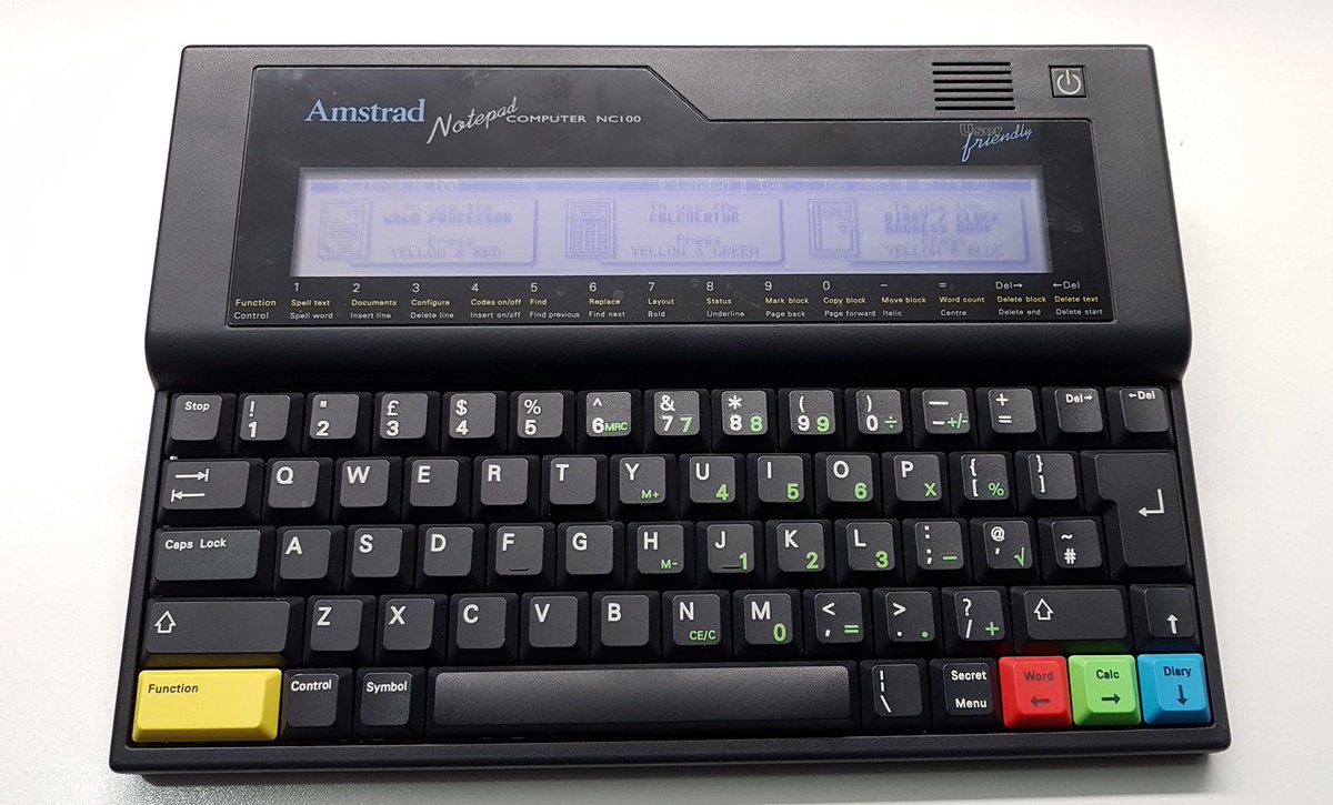 blackmores_'s tweet image. Mi nueva y atractiva adquisición de #Amstrad. El primer Notepad de la compañía de @Lord_Sugar, NC100, lanzado al mercado den 1992, contaba con 64KB de memoria RAM, 256KB de ROM, un procesador Z80 de 4MHz, y una pantalla LCD de 80 columnas y 8 filas. Amstrad no eran solo los #CPC