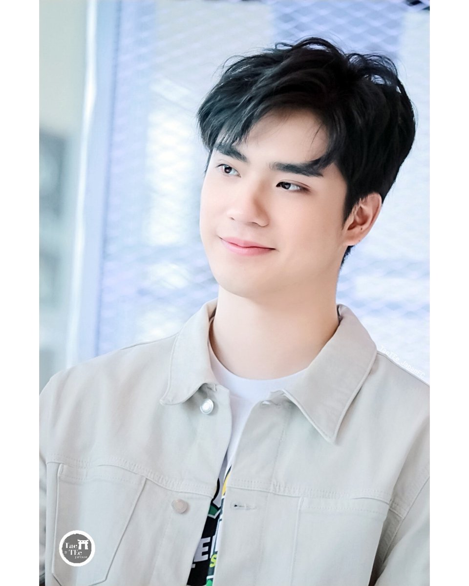 TaeTEe_JapanFC's tweet photo. #ZeedSimSBFIVE & #AisDigitalIntelligentNation2019 ~ 1/2/19 💚💚💚💚💚 with #SBFIVE (📸9) 💛 @Tee_jaruji #อะไรอะไรก็ตี๋ #เต้ตี๋ #TEeThanapon #TaeTEe #TaeTEeJPFC #HighFive https://t.co/XMZPOrQgE3
