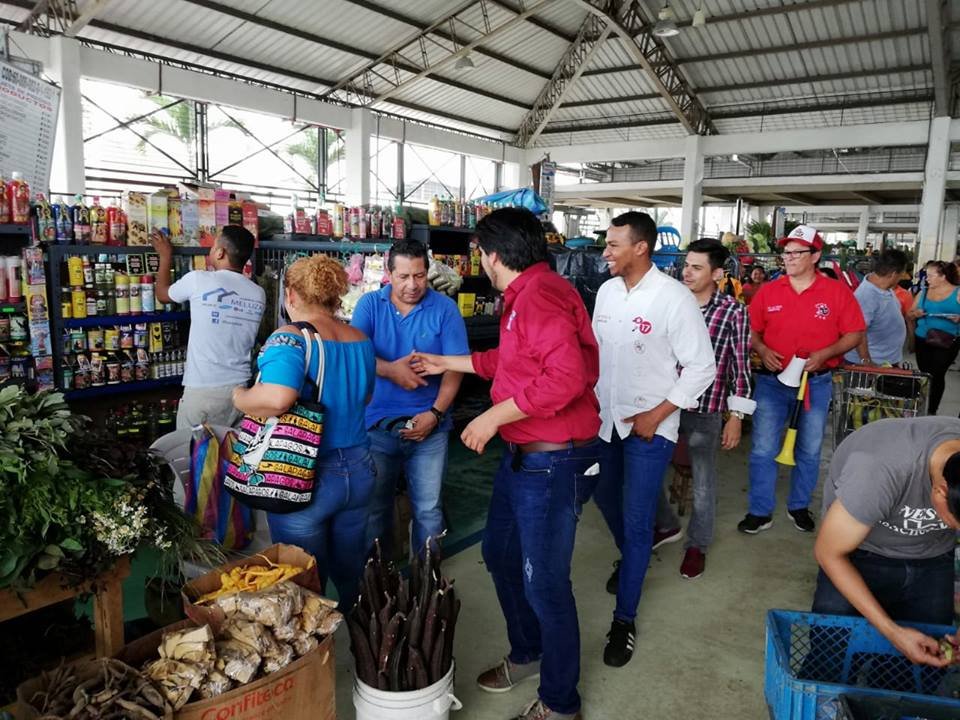 morafatima223's tweet photo. AB. EDUARDO ARGUDO CANDIDATO ALCALDE DE GUAYAQUIL SALUDANDO A LOS COMERCIANTES DEL MERCADO DE LA FLORIDA Y DANDO A CONOCER SU PROPUESTA DE TRABAJO VOTA 17 LISTA DEL TRABAJADOR https://t.co/1R2Xn8zFKq
