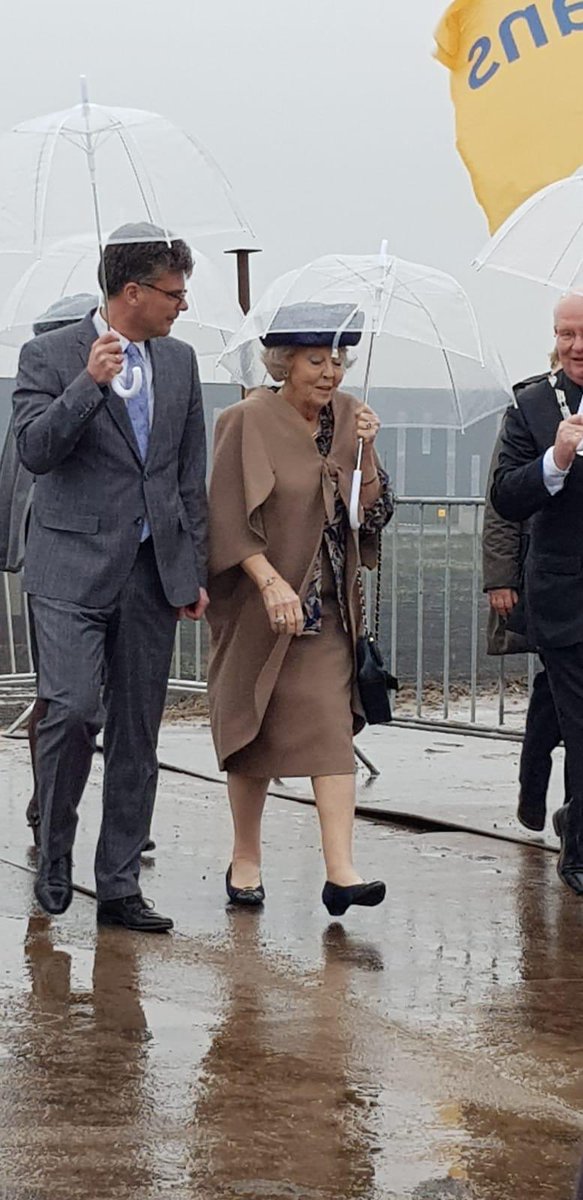 Boeiende 1ste week als cvdK in <a href="/ProvUtrecht/">Provincie Utrecht</a> Ontvangst prinses Beatrix in @Nieuwegein. 2 GS-vergaderingen, spannend inhoudelijk spoeddebat PS, warme kennismaking met medewerkers en ontmoeting met 7 Utrechtse burgemeesters in hun gemeente. Ik voel me welkom in deze mooie provincie!