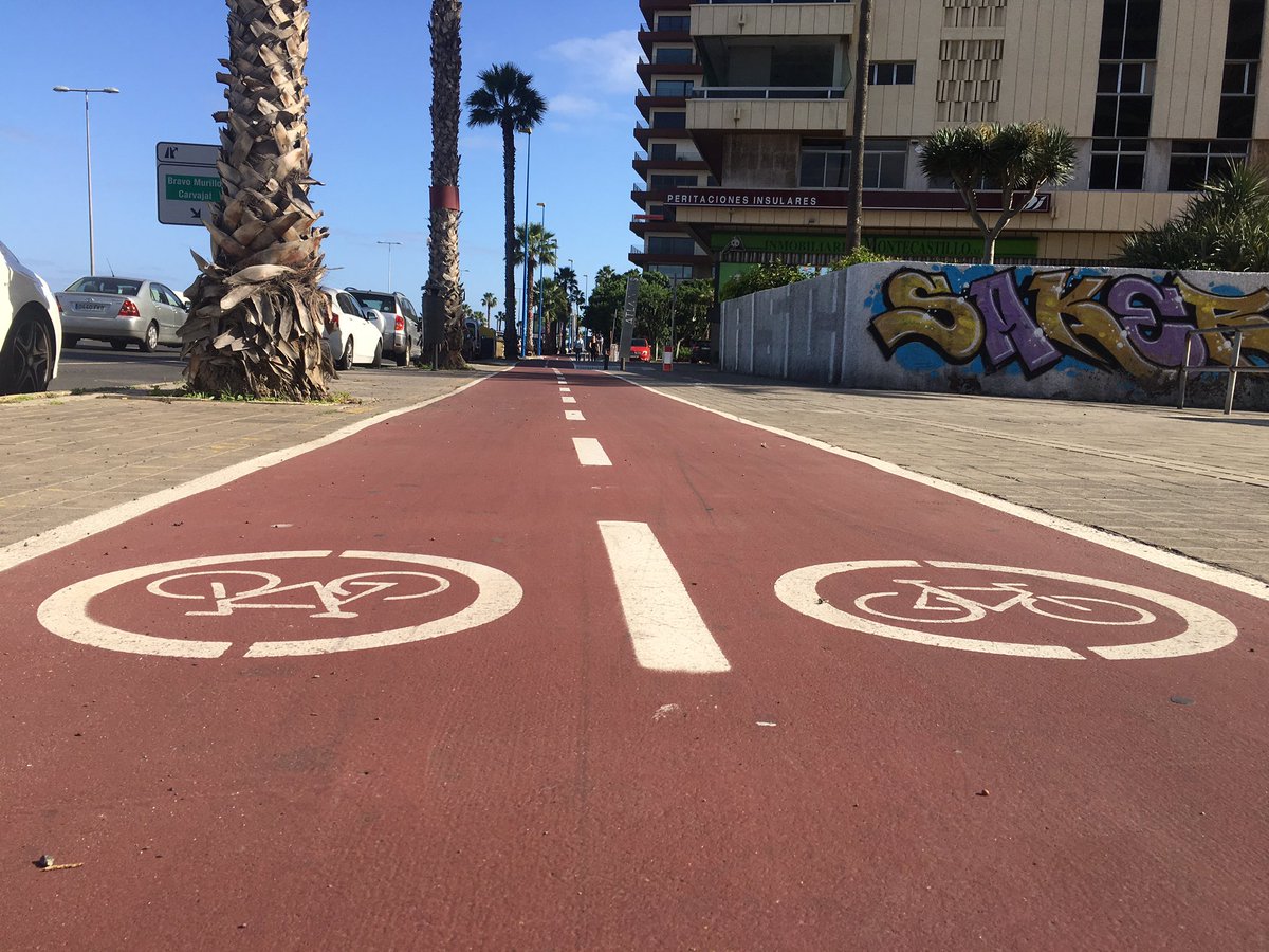 Tenemos una ciudad con carriles bici y zonas de preferencia por donde circular también con patinete eléctrico. No estoy en contra del patinete pero sí del gilipollas que iba por la acera, rápido y escuchando música justo cuando salí de la guardería con mi hija. #tecojotescacho 🤬