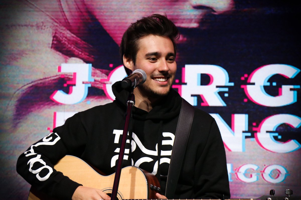 JBlancoMexico's tweet photo. #Jorgistas les tenemos un notición ¡Las sudaderas que vimos ayer con el logo de Jorge estarán muy pronto a la venta! ❤ Nosotras ya queremos una 🙋🏻‍♀️ ¿y ustedes? 🤔❤ https://t.co/DiGcqMx2Lr