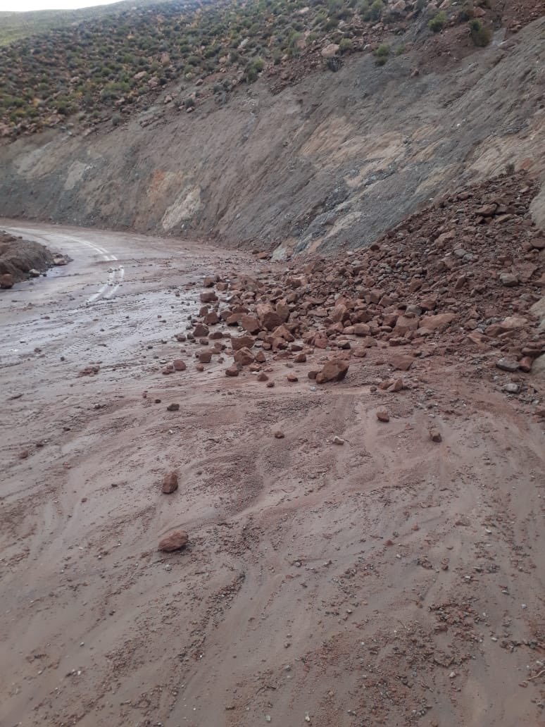 #GobiernoEnTerreno ⚠️Equipo de Vialidad trabajando en despejes en Ruta B-157 Cuesta Chita hacia Tocorpuri y el Tatio, con el apoyo de global Sembler.