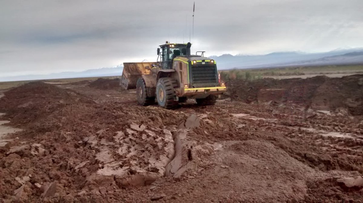MOPAntofagasta's tweet photo. ⚠️ Dirección de Vialidad con apoyo de equipo y maquinarias de Soquimich, trabajando en despejes de Ruta actualmente inhabilitada; B-355 Toconao-Peine. #GobiernoEnTerreno https://t.co/B9rXchWqJW