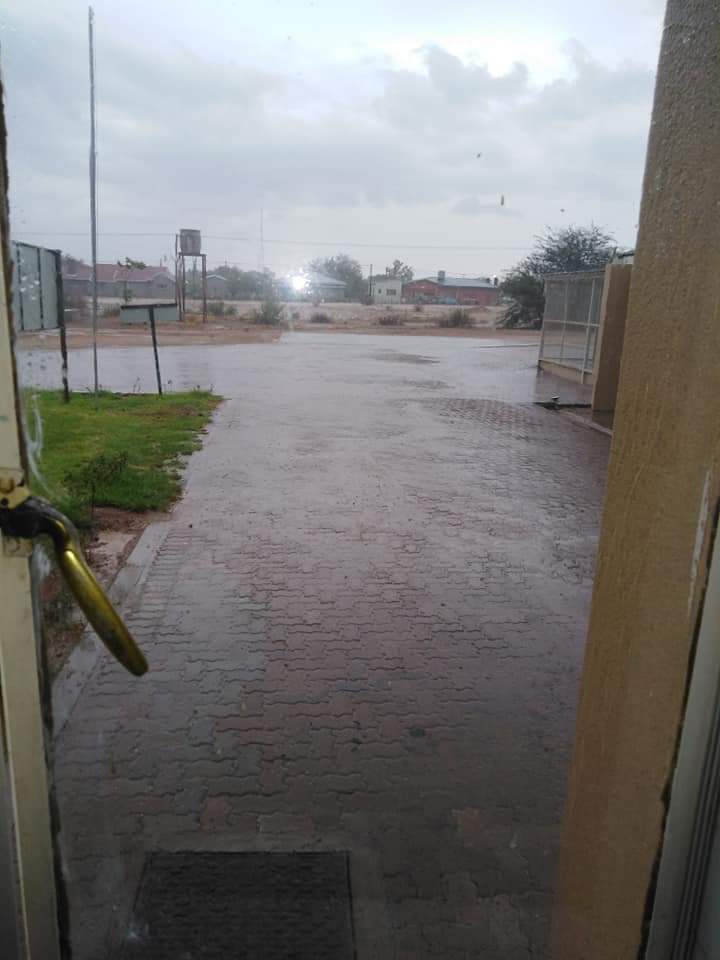 ReenvalSA's tweet photo. En toe val #Kenhart #Noord_Kaap se #reën Baie dankbaar 📸 Beverley Klaaste @SAWeatherServic @eNCAWeather @sawx_sa_weather @maroelamedia @venter_annette @debeer_anika @Netwerk24 @AfricaWeather_ @JoelGuy_ @TheSAnews @SABCNewsOnline @Die_NANB https://t.co/zOzZrOxAK5