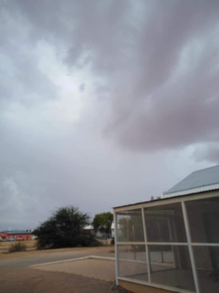 ReenvalSA's tweet photo. En toe val #Kenhart #Noord_Kaap se #reën Baie dankbaar 📸 Beverley Klaaste @SAWeatherServic @eNCAWeather @sawx_sa_weather @maroelamedia @venter_annette @debeer_anika @Netwerk24 @AfricaWeather_ @JoelGuy_ @TheSAnews @SABCNewsOnline @Die_NANB https://t.co/zOzZrOxAK5