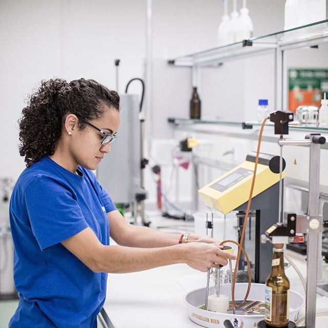 'Neben der Sensorik wird in unserem Labor jedes Bier auf diverse Merkmale getestet - Qualität braucht Zeit und Genauigkeit ... #slowerliving . #appenzellerbier #brauereilocher #appenzell bit.ly/2DlPQDw