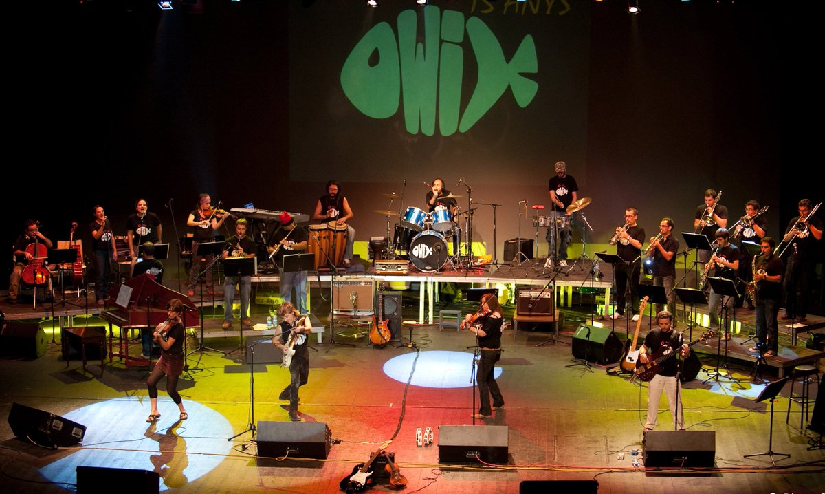 territoriAPunt's tweet photo. 🔵 Hui ens visiten OWIX, @XimoGuardiola, 25 anys damunt dels escenaris fent rock en valencià quan pocs s'animaven a fer-ho. Ens presenten el seu nou treball en exclusiva per a celebrar els 300 programes. 

⏰ A les 18h en directe en la 📻 d' @apunt_media https://t.co/PgqNNssJjU https://t.co/89m7kbw08e