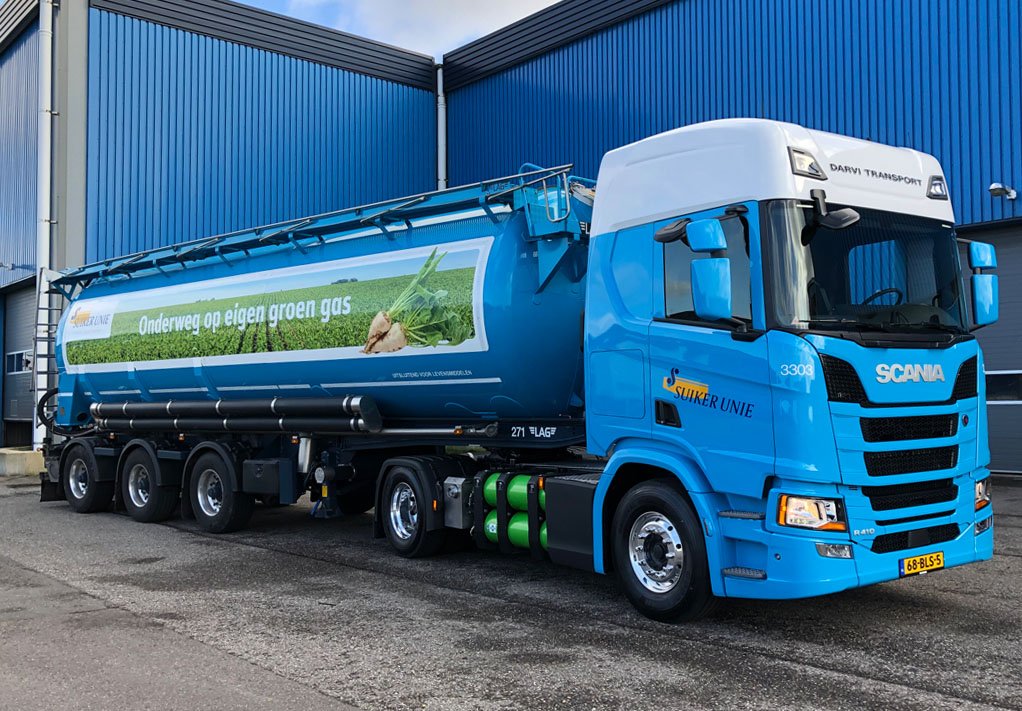 MeeusGroup's tweet photo. Deze week is de eerste 'groene' trekker geleverd bij Darvi Transport. Deze rijdt 100% op bio gas, verkregen door het vergisten van bietenrestanten bij de Suiker Unie. Goed voor het milieu dus! #duurzaamheid #biogas #milieu https://t.co/okKDBY6d1g