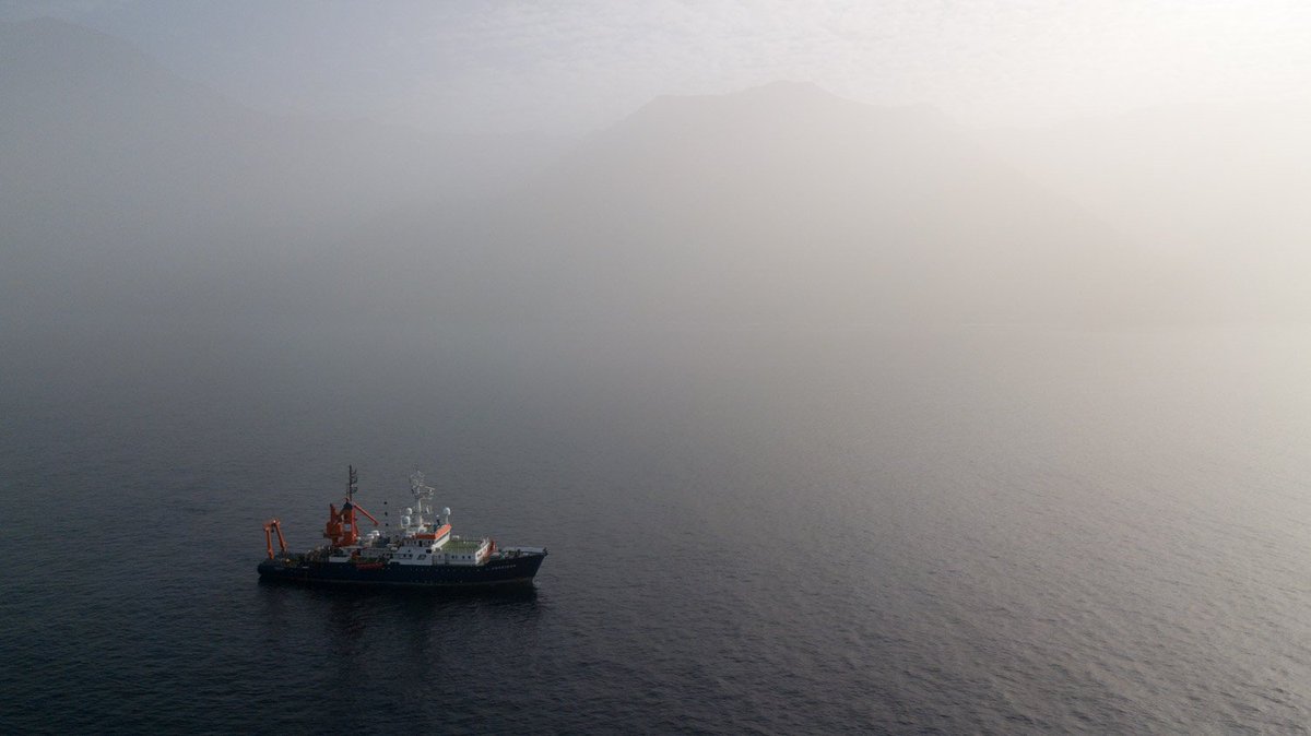 GEOMAR_en's tweet photo. A dust storm clouds the sky above the #CapeVerde islands. No problem for the scientists onboard #RV_POSEIDON: They are interested in the ecosystem below the surface. Read more about expedition #POS532: https://t.co/HOyKgZshM3 https://t.co/y4XIqWy0PO