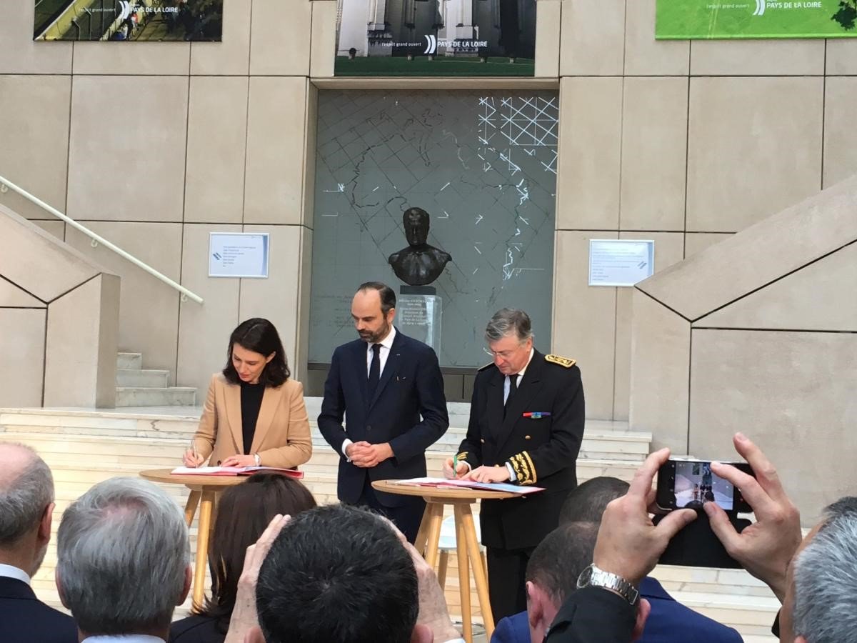 CheppeP's tweet photo. Riches échanges ce matin avec le Premier ministre @EPhilippePM lors de la signature tant attendue du Contrat d'Avenir @paysdelaloire cc @C_MORANCAIS @Prefet44 https://t.co/3hjyyR1K06