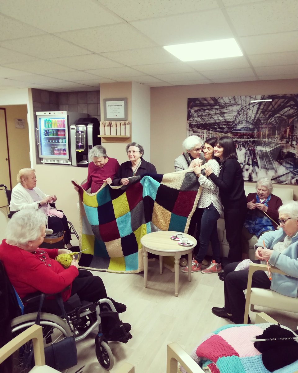 Aujourd'hui, la Gazette des Yvelines a rendu visite aux tricoteuses du Parc de Montfort @Groupe_DomusVi! Interviewées sur leur atelier café-tricot, elles ont pu mettre en valeur les couvertures confectionnées pour les personnes démunies, en partenariat avec la <a href="/CroixRouge/">Croix-Rouge fr</a> ☕ 📸✌🏼
