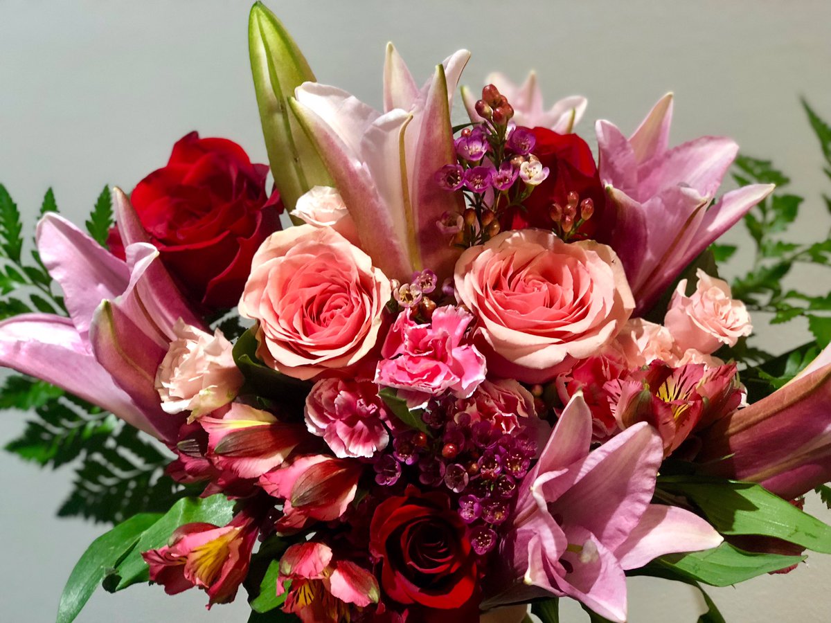 We looooove these Valentine’s Day bouquets from <a href="/urbancontessa_/">Urban Contessa</a> and we think your valentine will, too 🥰 Pre-orders open!