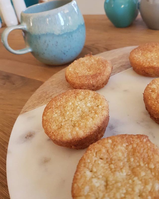 coolCocotte's tweet photo. Une tasse de thé et des petits financiers faits maison en suivant la recette de @manonlagreve (pour les français/es qui ne la connaisse pas elle a porté fièrement le drapeau français dans la série du great british bake off cette année😉). J'adore les … https://t.co/k86AEIEzp8 https://t.co/6ggmcACsxX