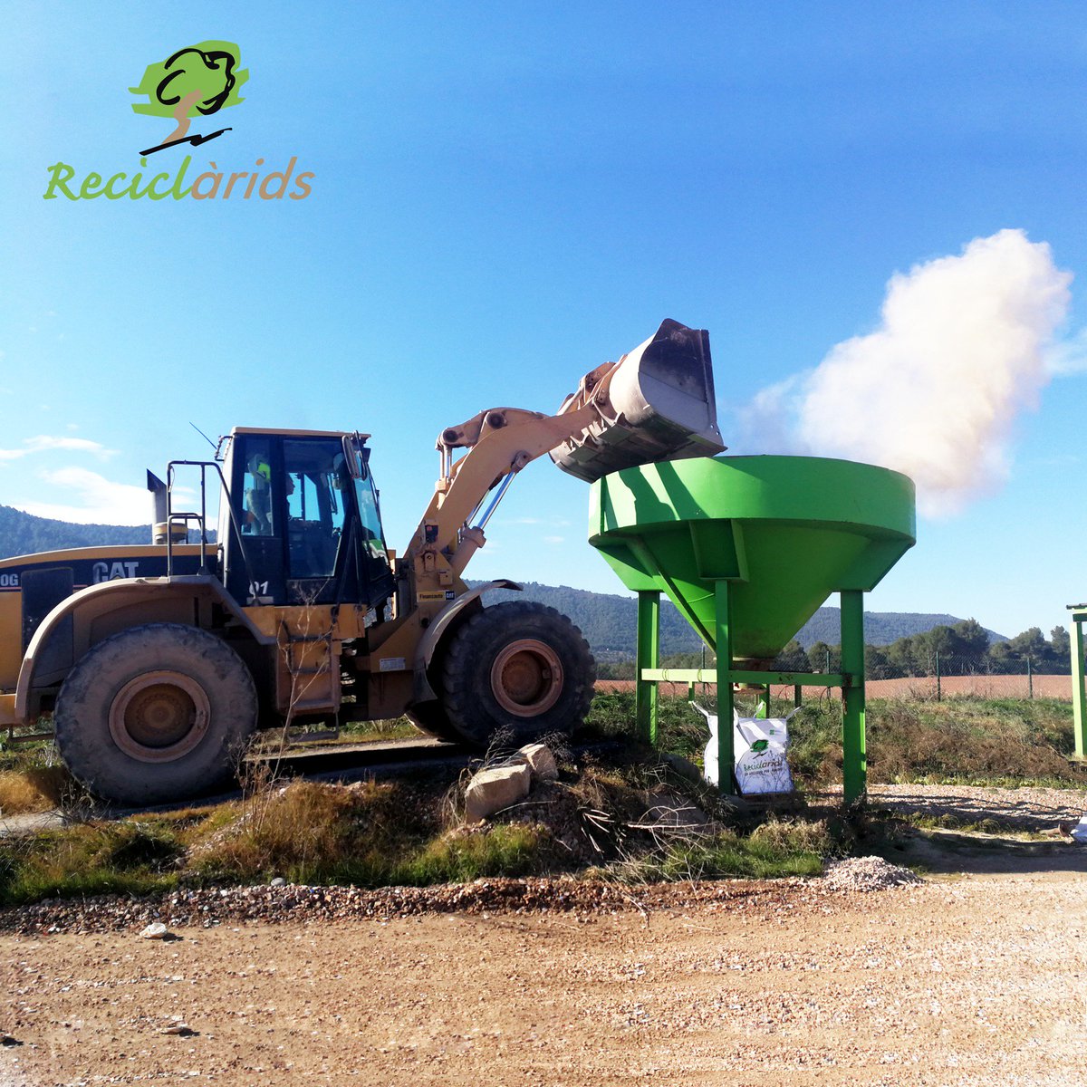 grupvilavila's tweet photo. A Reciclàrids també et podem proporcionar els àrids que necessitis ensacats amb sacs d'1m3 homologats #aridsreciclats #aridsnaturals #arids #rcd #reciclatgederesidusdelaconstruccio #reciclatge #bages #movimentdeterres #CAT #caterpillar https://t.co/1O0fAiKmcp