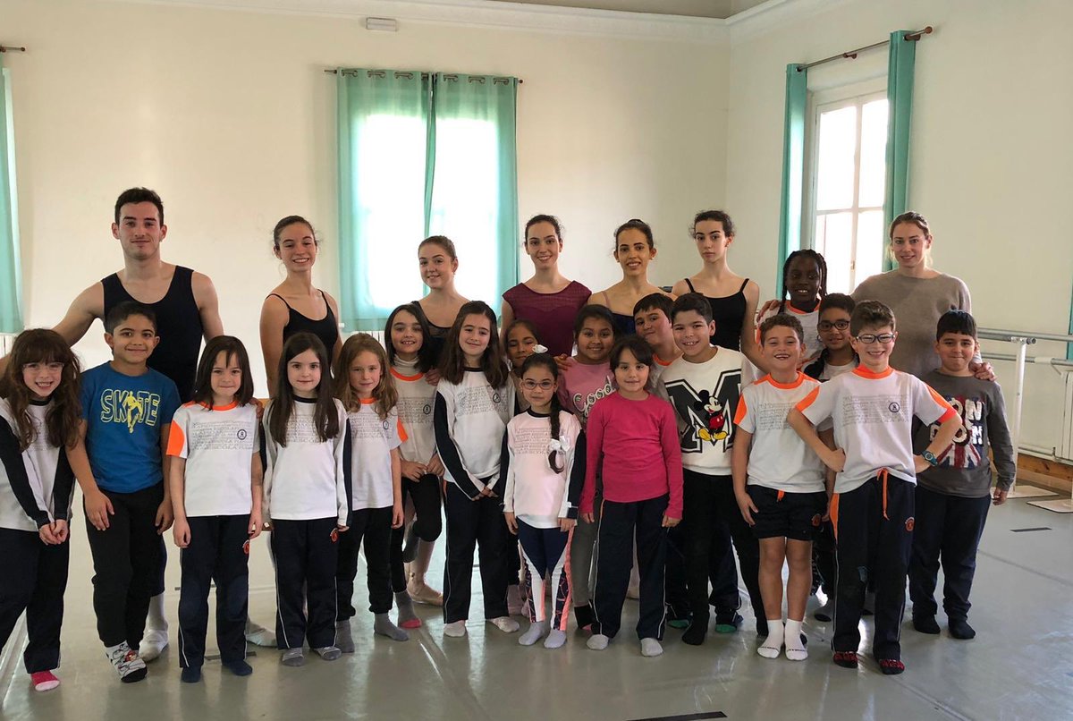escuelaspiaszgz's tweet photo. Los alumnos de segundo de primaria hemos conocido el conservatorio municipal de danza  y hemos disfrutado muchísimo de sus alumnos. ¡Gracias @zaragoza_es ! #conservatoriodemusica #inyourhands #entusmanos #ladanzaesarte #primariamola https://t.co/mFRRFoc4Qf