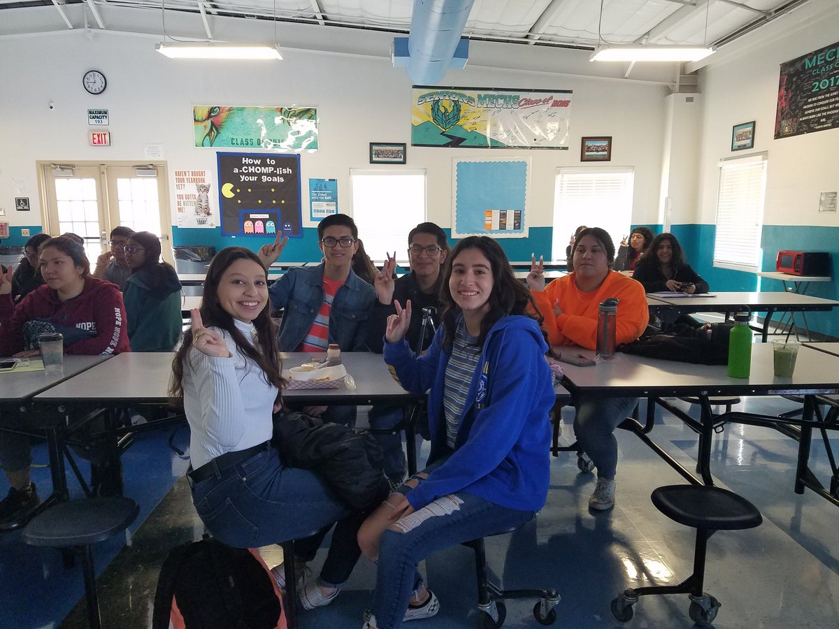 MECHS_Key_Club's tweet photo. Another great meeting! Members having some good old fashioned fun competeing in the ballon toss icebreaker 🎈 https://t.co/YrfzP1GO3f