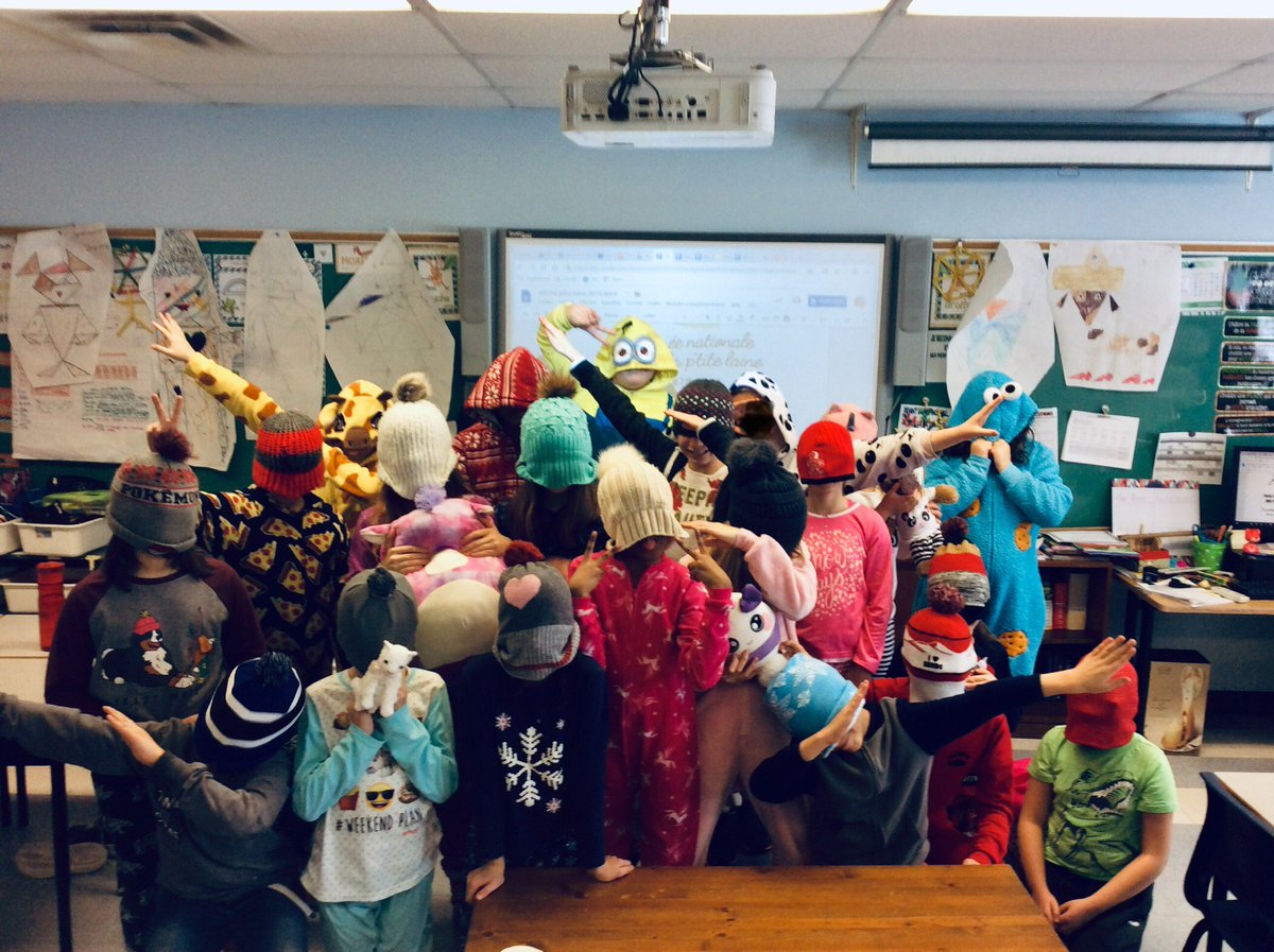 Hier c'était la journée de la p'tite laine à #LaurierCarrière. #écoresponsabilitéLC 🌎Voici nos #5eLC qui nous montrent leurs belles tuques. #pourlaTerre