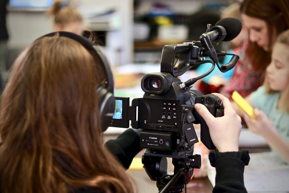 ReportingLabs's tweet photo. Students from @CHS_Wired capture scenes from one of the smallest schools in Wyoming - 6 students in total - for their story on #OpportunityinAmerica https://t.co/JUSIpgz1pd