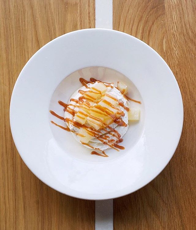 From littleoak_bar 🍐Poached pear, pavlova, spiced mascarpone, brown butter caramel • • • dessert by Ariana berenicerdzg 🍐.
.
.
.
.
.
#dessert #pavlova #halifax #restaurant #pastry #discovernovascotia #hfx #meringue #cara... zpr.io/gjTWc